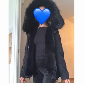 Parka - Jätte fin parka jacka med mysig päls, storlek M,men passar även en xs/s jag har i vanliga fall xs och den passar mig jätte bra. 🧡