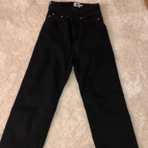Byxor - Säljer mina byxor som är från lager 157,dom är super fina och lite wide nere vid benet samt att det är slitningar där,säljer pga att dom tyvärr är för små för mig,skriv privat för frågor💓💓🦋nypriset var ca 300kr men säljer för 70kr+frakt,dom är i bra skick
