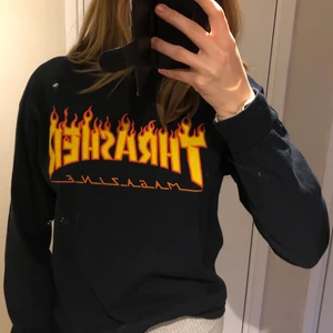Trasher tröja - Köpt second hand, där av priset. Det är bara att skriva om du vill ha fler bilder! Trycket är lite slitet som syns på andra bilden. (M men är som en S)☺️