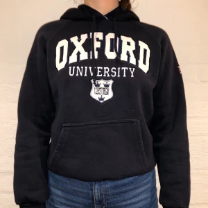Vintage Hoodie Oxford University  - Vi säljer denna marinblå/svart Oxford University hoodie. Priset är 329kr.  Den är i storlek L men sitter som en S. Personen på bilden är 175cm och brukar ha på sig S/M. Hoodien har inga defekter.                                             Kontakta oss på Plick eller vår Instagram @wanderetro. Om flera visar intresse blir det budgivning. Köparen står för spårbar frakt på 66kr. 🤍