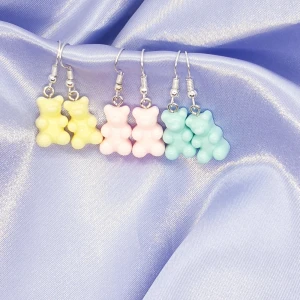 Gummi björn nickelfritt örhänge 🐻 - Nickelfritt enfärgade gummi björn örhänge. Finns i blå, gul och rosa. Kosta 30kr /par. Frakt 12kr.  Skicka bild på paketet direkt efter betalning och packning. ❌slutsåld- rosa, blå❌