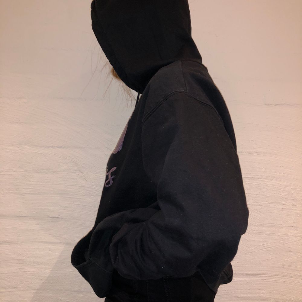 Dags för andra släppet! Vi säljer denna svarta hoodie med ett glittrig tryck på den. De står DHS Cheerleading. Priset är 279kr. Den är i storlek XL och sitter som en L/XL. Personen på bilden är 165cm och brukar ha på sig M. Inga defekter på hoodien. Kontakta oss på Plick eller vår Instagram @wanderetro. Om flera visar intresse blir det budgivning. Köparen står för spårbar frakt på 66kr. 🤍. Huvtröjor & Träningströjor.