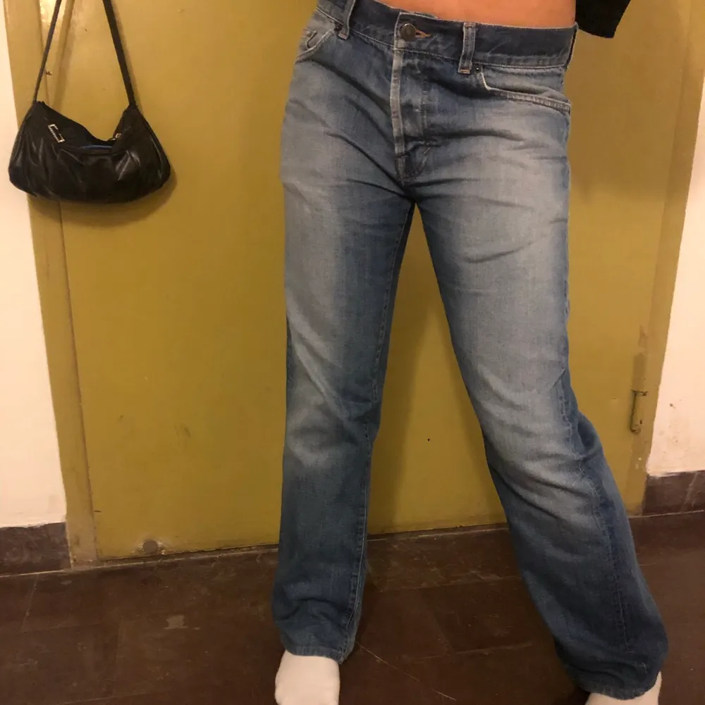 Jätte snygga baggy low Rise jeans köpta second hand.  Bra längd på min kompis som är 164. De är i storlek W31 men hon brukar ha 36/S. Men de är lite stretchiga så passar olika storlekar beroende på om man vill ha tajta eller baggy.. Jeans & Byxor.