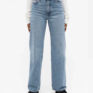 Monki Jeans  - Säljer mina blåa monki jeans pga att de är lite tajta. De är ganska använda men funkar bra ändå. 100kr+frakt. Jag köpte dom för 400kr. Buda gärna i kommentarerna högsta bud 250kr+frakt. Skriv gärna frågor till mig priv!!!! Själv är jag 165 lång om nån undrar. Frakt kostar 100 men kan sänkas 
