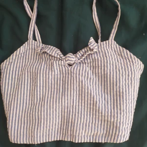 Blå randig topp XS - Detta är en blå och vit randig topp som jag köpte för 1 år sedan men bara använt två gånger. Tänkte det är bättre att sälja än låta den hänga i garderoben.