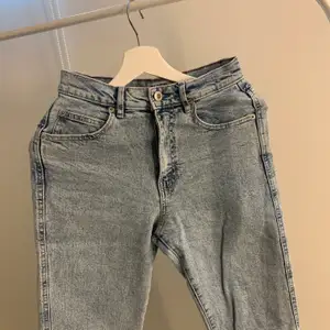 Väldigt fina jeans. Stentvättad blå färg som ser jättefin ut på. Jeansen har även slitningar i slutet av jeansen. I väldigt bra skick, då jag inte har använt de så många gånger.