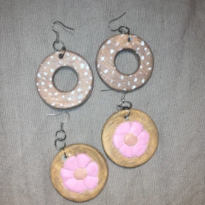 Egentillverkade örhängen i lera - Nickelfria. 15 kr st eller 20 kr för båda.