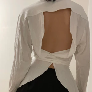 Tröja med öppen rygg - Tröja med öppen rygg och knytning från Zara. Köpt för antal år sen men använd endast 1 gång. 