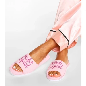 Tofflor från Boohoo - Helt nya tofflor från Boohoo, fick hem idag så endast testade! Kvitto finns kvar och påsen som hör till. Storlek S (små i storleken).