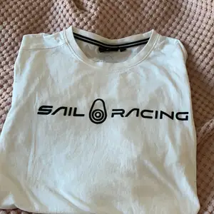 Jag säljer min sail racing tröja eftersom jag inte använder den längre. Har haft på mig den ungefär 5 den har en liten fläck men den är nästan inte synlig alls. Jag köpte den på stadium för 499 kr 