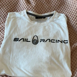 Sail racing tee shirt  - Jag säljer min sail racing tröja eftersom jag inte använder den längre. Har haft på mig den ungefär 5 den har en liten fläck men den är nästan inte synlig alls. Jag köpte den på stadium för 499 kr 
