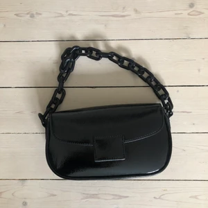 Fin väska från Gina tricot  - Säljer min nästintill oanvända väska från Gina tricot. Mycket bra skick. 