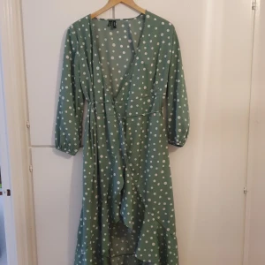 Prickig klänning  - Prickig klänning från Vero Moda.