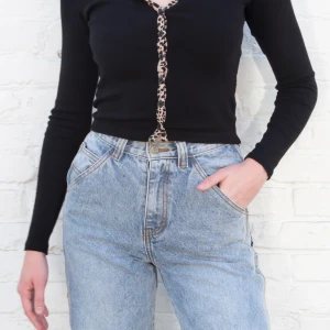 Brandy melville topp💘 - Säljer denna jätte jätte fina topp från brandy melville! onesize men passar som st S!💞endast testad 1 gång då den inte är min stil riktigt💘