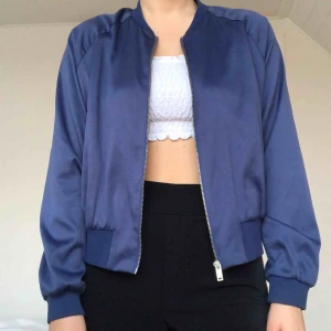  - Mycket skön och men jacka från Gina i strl. XS som även passar dig som när XXS. Mycket bra skick! Du som köpare står för frakt ❤️❤️