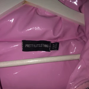 Rosa lack jacka  - Frakt tillkommer, storlek 40 (38) 