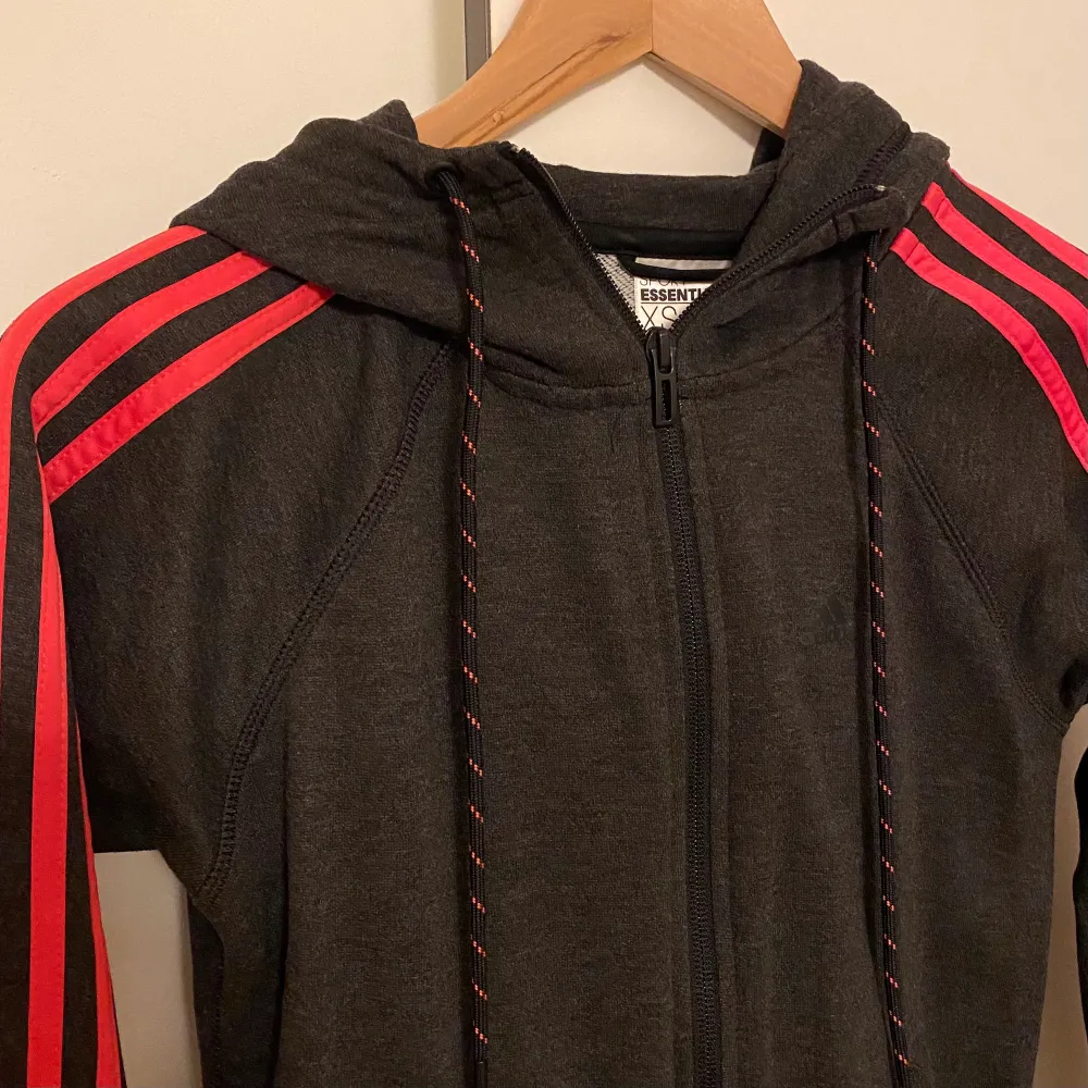 Adidas Essentials 3-stripes hoodie / kofta. Storlek XS, passar S.. Hoodies.