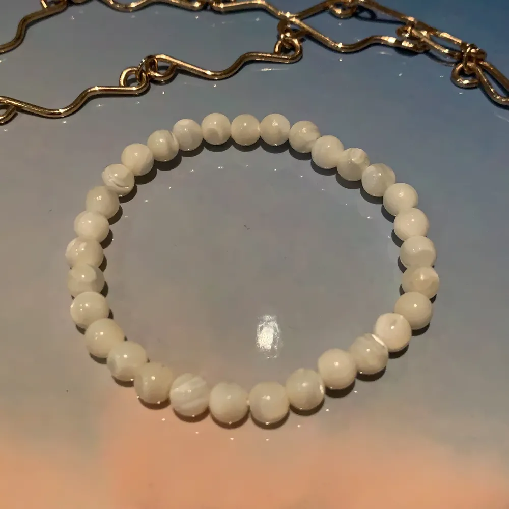 Vackert handgjort pärlarmband som är elastiskt med pärlor gjorda av vita stenar✨Aldrig använt! Köparen står för frakten på 12kr💛. Accessoarer.