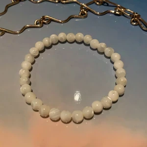 Pärlarmband! - Vackert handgjort pärlarmband som är elastiskt med pärlor gjorda av vita stenar✨Aldrig använt! Köparen står för frakten på 12kr💛