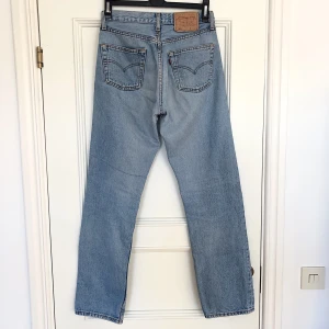 Levis 501 - Vintage Levis 501 i fint skick! W29 l32. 70 cm i midjan och 75 cm långa innerben. Lagad vid knapparna se bild 3. Gratis frakt