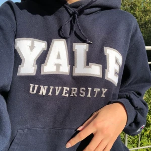 Champion Yale hoodie - Säljer denna Yale University hoodie från champion. Fint skick. Frakt tillkommer på 66kr (spårbart!). Budgivning då många är intresserade, högsta bud 410+frakt. Budgivning slutar 1/2 (idag) 21:00