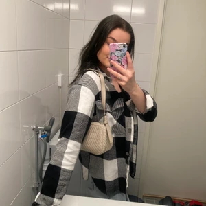 ”Jacka” - Jacka/tröja från Gina tricot. Använd ett fåtal gånger✨🖤