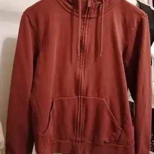 Jätteskön zip up hoodie i fleece. Urtvättad men annars är den i bra skick, har ett litet etirel märke på baksidan men det syns knappt. 