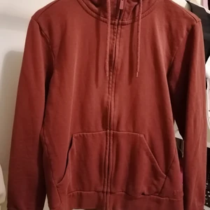 Brun/röd/orange zip up hoodie  - Jätteskön zip up hoodie i fleece. Urtvättad men annars är den i bra skick, har ett litet etirel märke på baksidan men det syns knappt. 