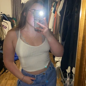 Vitt linne - Snyggt vitt linne från h&m, oxå vart mitt favvå linne men bytt stil så gillar Inge denna typ av linnen längre. Har u ringning och slags ränder på den. Är i toppen skick. Storlek small/38 15kkr+frakt 🥰📦