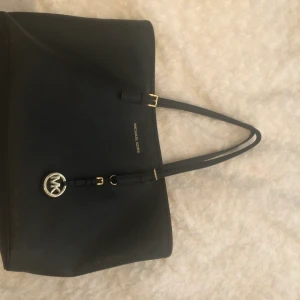 Michael Kors travel tote medium bag svart - Michael Kors väska medium storlek i mycket gott skick, knappt använd och dustbag samt shoppingpåse ingår 