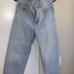 Blå Jeans  - Ljus blåa jeans från Gina ( vet nt modellen ) 