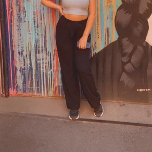 Superfina tunna byxor med knytband. Strl S - Superfina luftiga byxor, perfekta för vår/sommar.  Använda 2 gånger. 