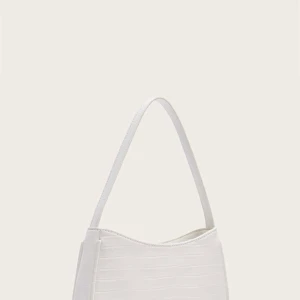 Väska - Säljer denna jättesöta väska då jag ej använder den för jag tycker den är förliten, skulle säga att det är lite mer beige än på bilden❤️