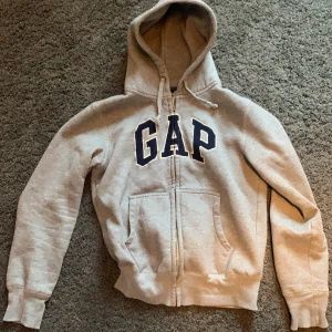 Gap zip-up - Köptes secondhand men oanvänd av mig pga för liten. Står strlk L men är absolut inte det, snarare XS/S 😙