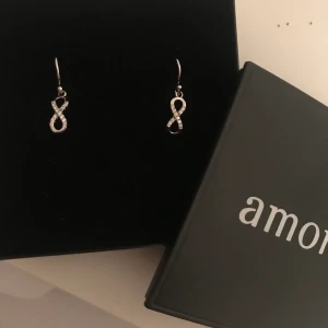 Superfina örhängen i Äkta silver. - Säljer dessa superfina örhängen som inte används en enda gång. De är i äkta silver och är köpta för 650kr därav priset.