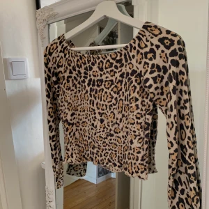 Topp - Tröja ifrån fina Tricot i storlek L men skulle påstå att de kan passa M/S för ganska tajt men stretchig! Knappt använd så inga tydliga defekter!😇