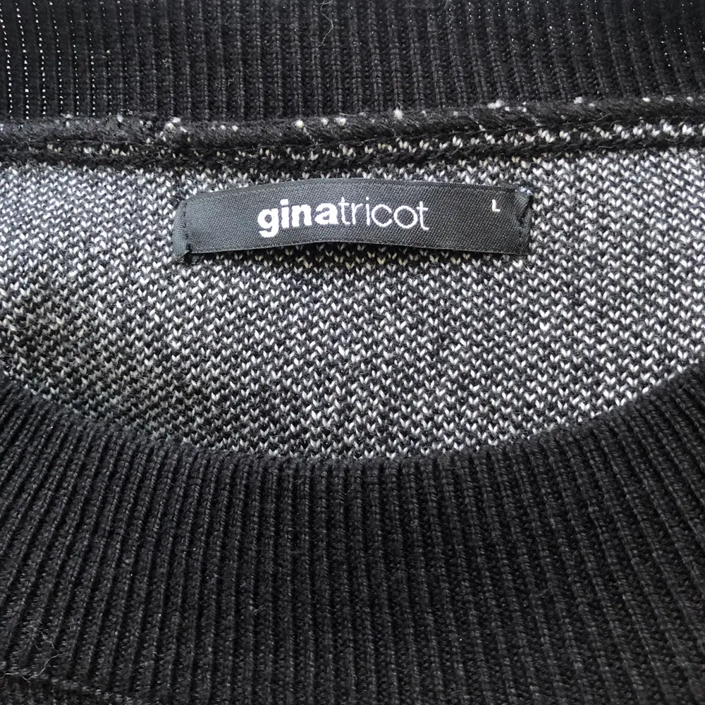 Super snygg och cool tröja från GinaTricot, använd fåtal gånger därmed i gott skick! Frakt tillkommer och betalningen sker via Swish!. Tröjor & Koftor.