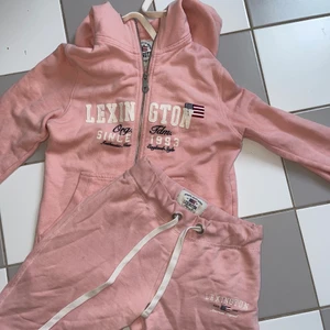 Mjukis - Mjukissett från lexington. Säljer både hoodien och mjukisbyxorna. Nypris för hoodien är 1395 och nypris för mjukisbyxorna är 995. Använda sparsamt, ser ut som nya! Paketpris för 700kr eller köp hoodien för 400kr och byxorna för 400kr. Skriv om ni har frågor. Frakt tillkommer men pris kan diskuteras!