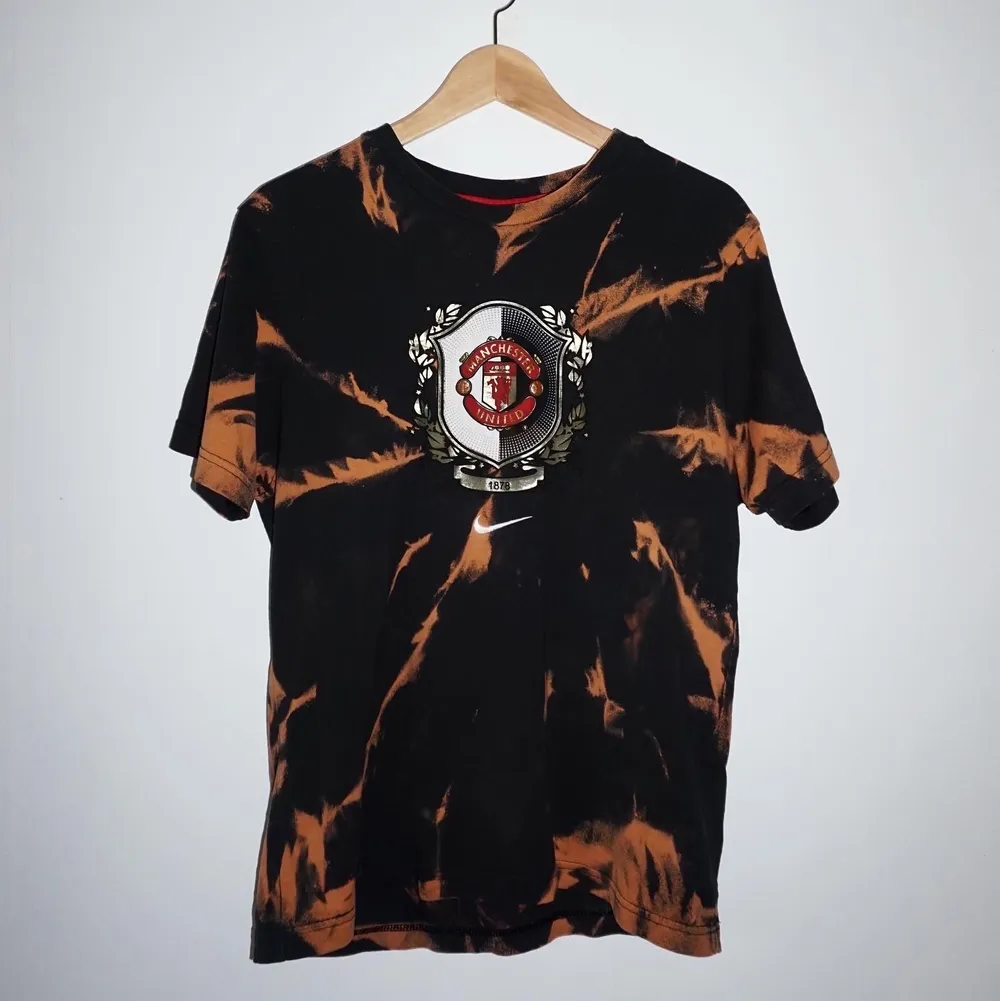 Tie Dyed vintage Nike T-shirt men Manchester United tryck! Gratis frakt inom Sverige 📦 . T-shirts.