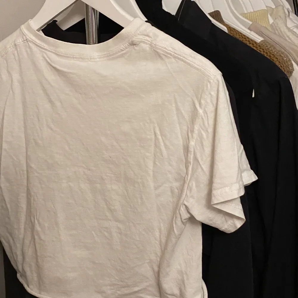 100kr med frakt. Perfekta vita t-shirten som ändå ger lite form. Funkar att ha med trycket fram men går också att vända den ”bak och fram” och ha vit framsida och tryck i ryggen. RECOMEND! Storleken är ONESIZE men skulle säga XS/S. Trycket: Oxford 1991 . Toppar.
