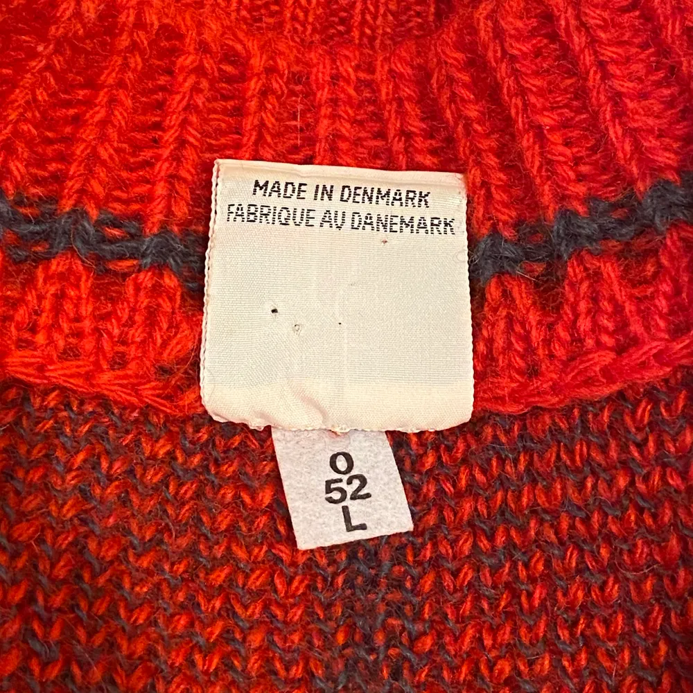 Stickad randig röd tröja!!!! Otroligt söt o fin o go <3 Passar typ alla storlekar? Jag är xs-s och på mig sitter den såhär! Köpt second hand så märket är oklart! PS den sticks lite pga 70% ull 🤍 . Stickat.