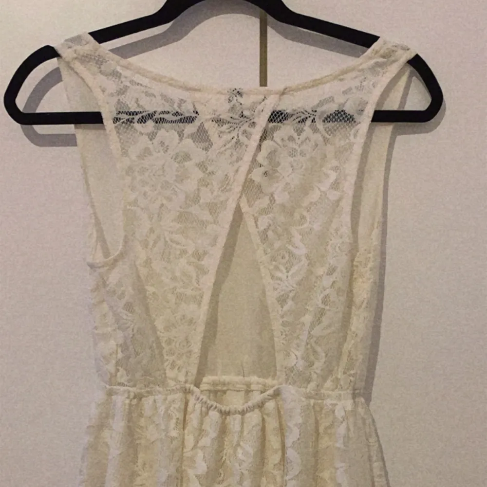 Super fint vita klänning 🤍, skicka för fler bilde🤍 kom gärna med bud vid intresse 😃. Klänningar.