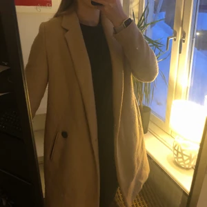 Zara kappa strl S - Säljer min favorit kappa som tyvärr blivit för liten för mig;(. Köpt second hand, därav priset. Färgen framgår bättre på bild 2!💕