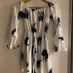 Blommig shorts-dress - Blommog shorts-dress ifrån Dennis Maglic. Sommrig och fin.