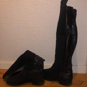 Supersnygga knähöga kängor  - Skitsnygga knähöga kängor. Köpta i London för ca 3 år sedan. Varsamt använda och i princip i nyskick! Köpta för ca 1500kr. Säljs för 400kr eller högsta bud :)