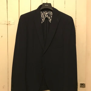 Hugo Boss kavaj - En snygg kavaj i strl 46. Använd 1 gång på skolavslutning ser helt oanvänd ut