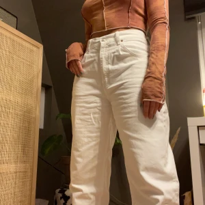 Zara vida baggy jeans  - Vita baggy jeans från Zara (slutsålda). Storlek 38. Jag är 162 cm och har klackar. Frakt tillkommer 🤍