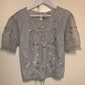 blus/topp - 💙Måste tyvär sälja denna superfina toppen som är för liten för mig, den är i storlek XS.  Använd nån enstaka gång ensast för att ta bilder. Liten foundationfläck längst upp som knappt syns (man ser på bild 3, och kanske går bort i tvätten)            💙Bud från 100kr                                                                   💙Köparen står för frakten.