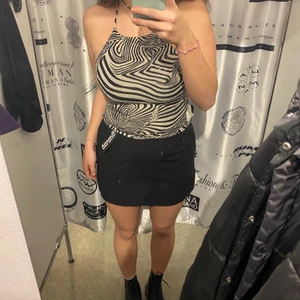 SNYGGASTE festtoppen - Säljer nu detta sjukt fina linet som jag köpte på humana för inte så länge sen. Det är typ det snyggaste jag vet med animalprint och paljetter men använder det sällan så nu säljer jag det vidate ☹️ vi möts upp i malmö elr så fraktar jag, men köparen står för det!