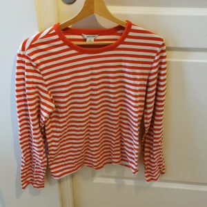Långärmad t-shirt från Monki strl xs - En randig långärmad tshrit från Monki i strl Xs. Säljer för att den inte kommer till användning. 70kr inklusive frakt. 